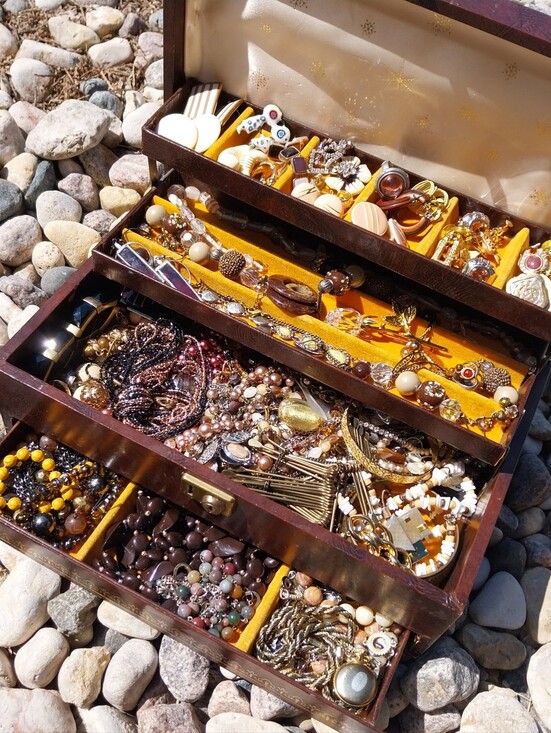 Vintage Jewelry - Vintage Multi-Color Women's Necklace Collection - Gold, Brown, Cream, Black